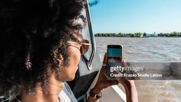 Photographing an outboard engine with a smartphone for AI scanning