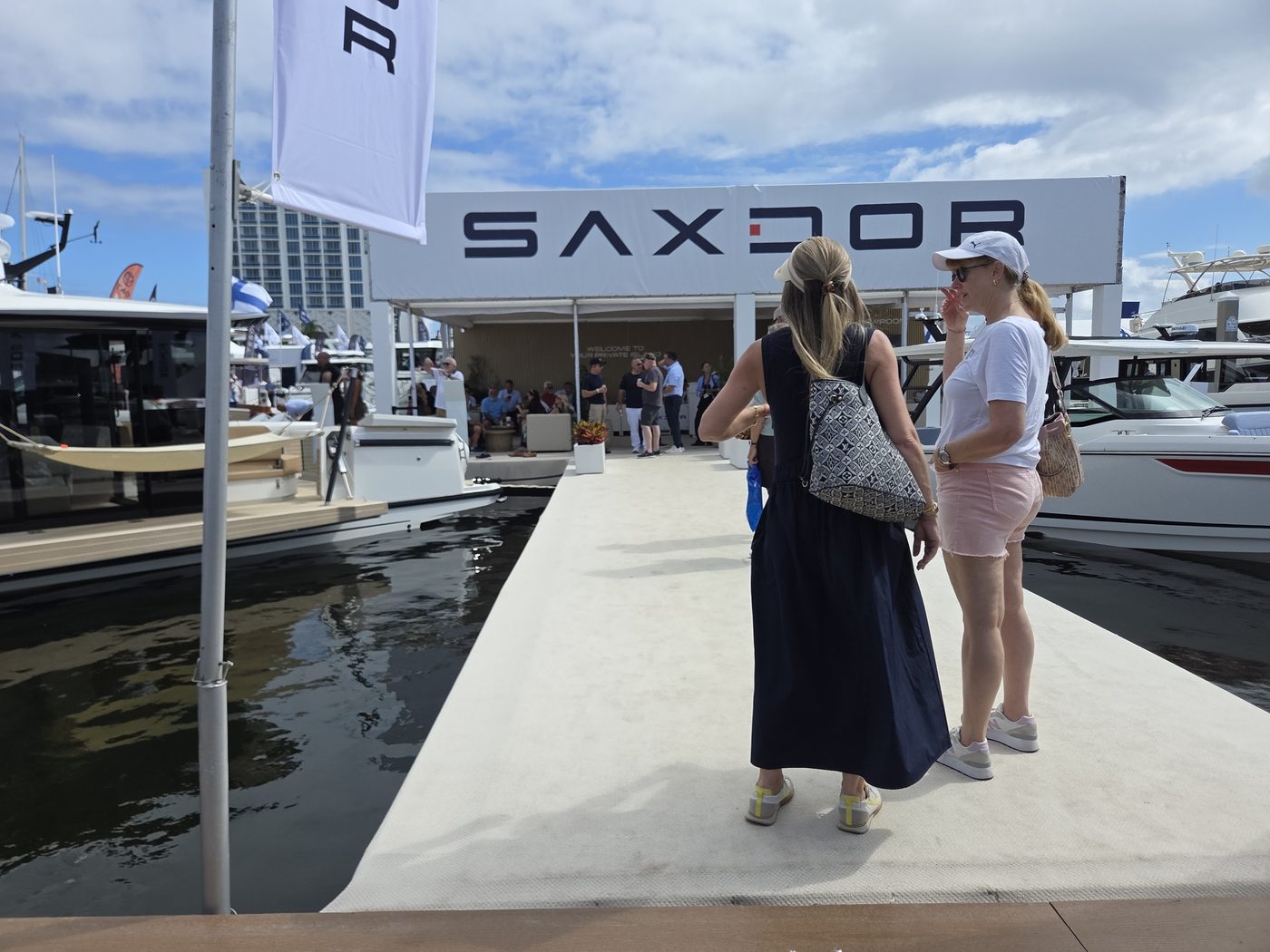 Saxdor pavilion dock with show visitors