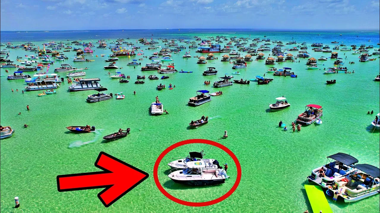 Turquoise water and boats at Islamorada Sandbar in the Florida Keys