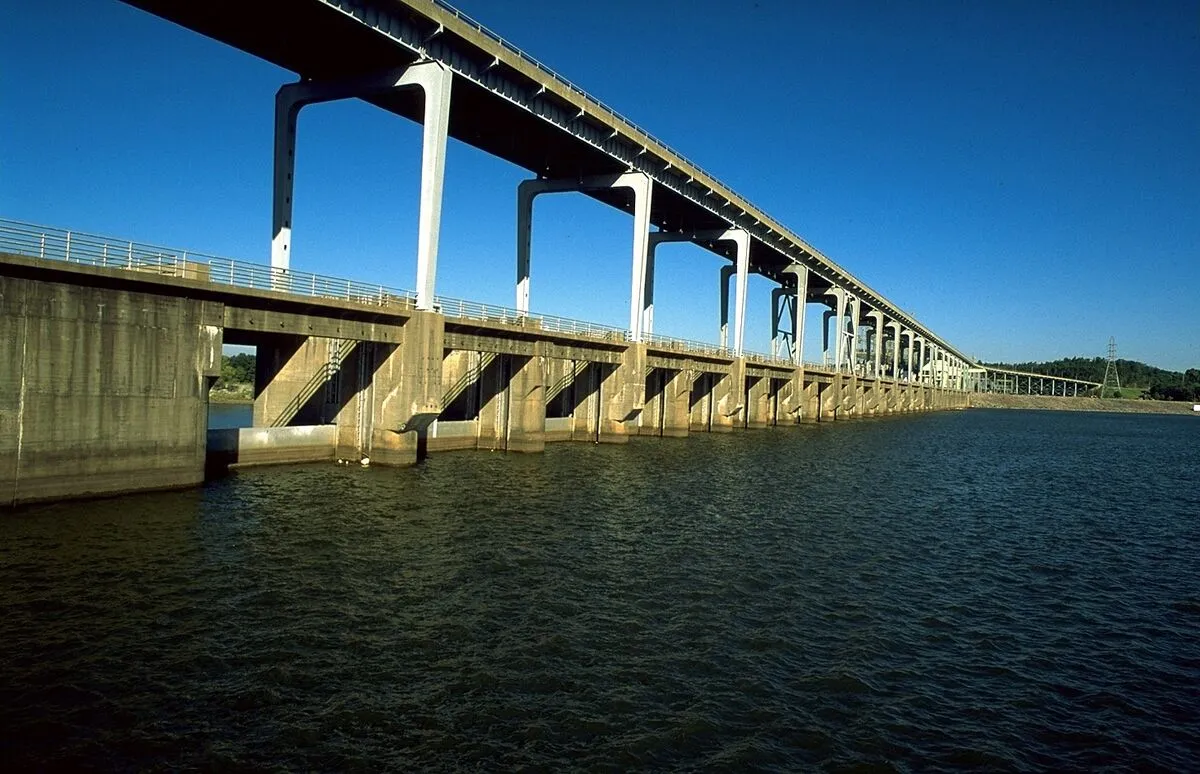 Pickwick Lake reservoir with boats where Alabama Tennessee and Mississippi meet