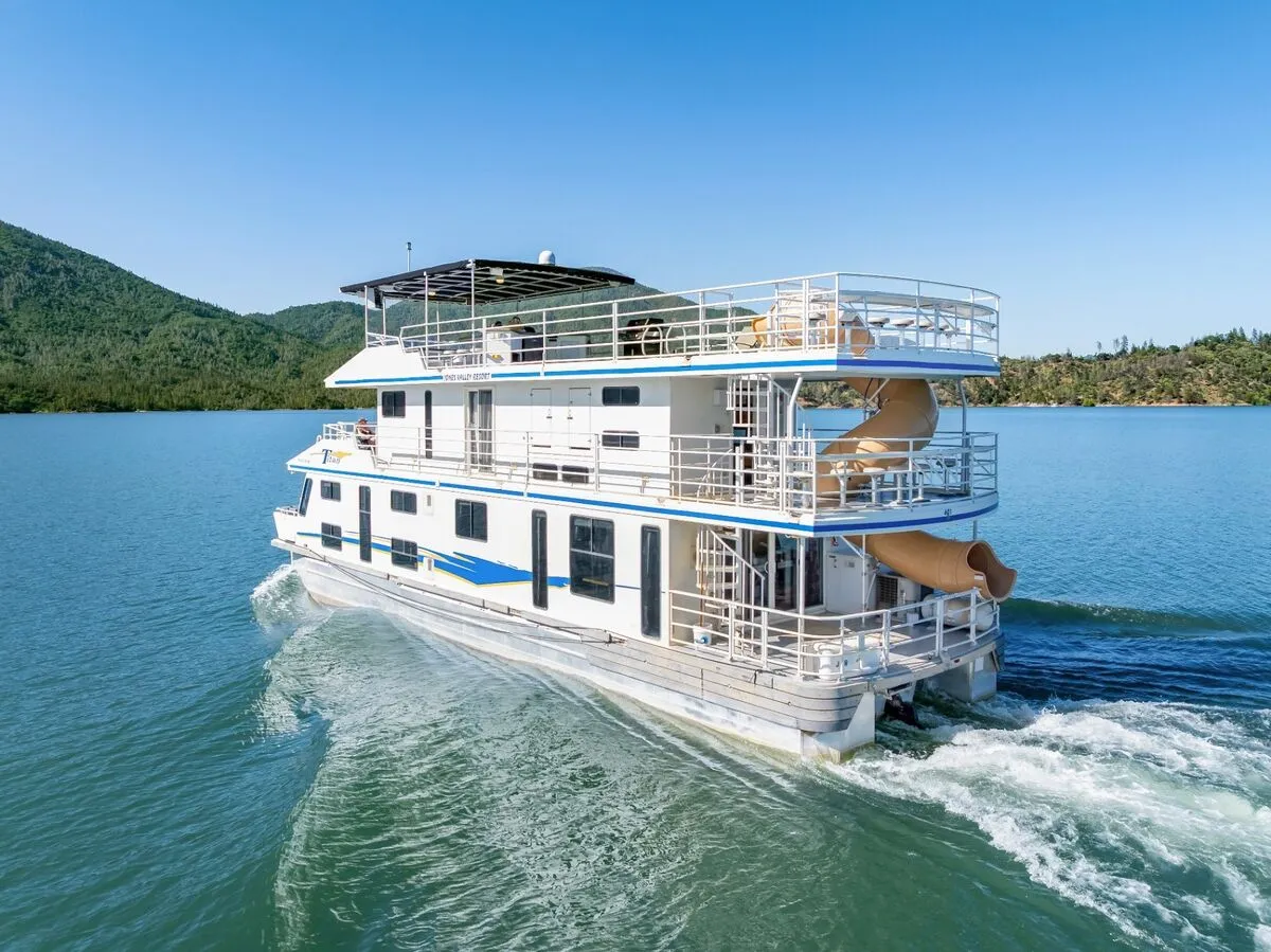 Houseboats in a cove at Lake Shasta Northern California with mountain backdrop