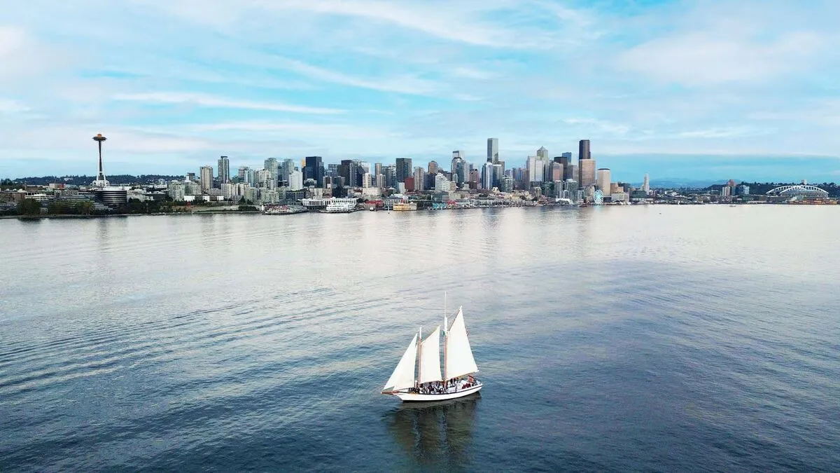 Boats on Lake Washington with the Seattle skyline in the background